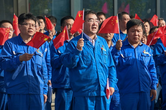 五星紅旗，我愿做你光華中淡淡的一筆——安彩高科舉行 國慶升旗儀式